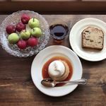 サンセット クッキーズ ジャスミン - プリン 400円(税込)
      ドライフルーツのケーキ 250円(税込)