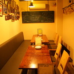 Sumibi Itarian Karubo - テーブル席の他、臨場感たっぷりのカウンター席もあり