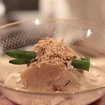 安久 - 柿と三度豆の胡麻和え、アーモンドがけ