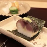 安久 - 鯖寿司の海苔巻きと香の物（大根・胡瓜・山芋）