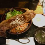 高屋敷肉店 - ランチタイムにはスープと冷奴付き