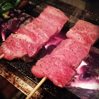 もつやき優貴 - 『和牛串』内もも肉をサッと炙って召し上がれ！