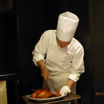 中国料理 北京 - 北京ダックを川角料理長自ら切り分け