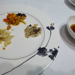 中国料理 北京 - 上海蟹の姿蒸しの身をそれぞれ盛り付け