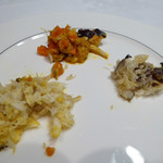 中国料理 北京 - 上海蟹の姿蒸しの身をそれぞれ盛り付け