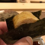 寿司処 しん - 松葉蟹の身をほぐして固めた鮨
      