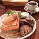 パーラー江古田 - いつものトーストセットよく焼き。コーヒーはグアテマラ。やっぱりおいしい(o^－^o) 20171208 スライスパンはカシューナッツ黒胡椒・いちじくクルミ・レーズン酵母バゲット各2スライスでした。