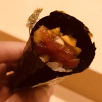 寿司処 しん - トロ、ウニ、卵黄の巻きずし