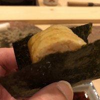寿司処 しん - 松葉蟹の身をほぐして固めた鮨
                