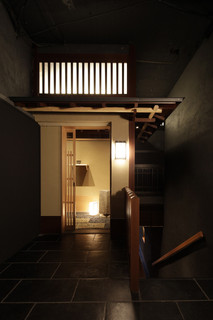 Tsurutontan - ２Ｆ琴しょう楼入口の横にひっそりと、離れ和室の楽精庵への入り口が