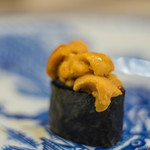 三笠鮨 - 蝦夷濱中（えぞはまなか）蝦夷馬糞海膽（えぞばふんうに）