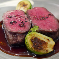 スリオラ - エゾ鹿ロース肉のロースト 根セロリのピューレ