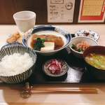 燗八 寛 - 煮魚定食 @1,000円
            しっかりと厚みがある、食べ応えのある煮魚。