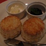 一房の葡萄 - 絶品のスコーン（400円）