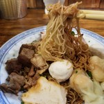 香港麺 新記 - 全部具入りつゆなし麺の香港麺の麺リフト