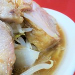 ラーメン二郎 - 豚の厚み