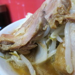 ラーメン二郎 - 豚の厚み