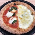 PIZZA SORRIDERA - ハーフ&ハーフ ナポリピッツァ マルゲリータ&4種のチーズピッツァ