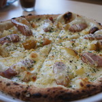 小菅ジャガイモと粗挽きソーセージのクリームピッツァ