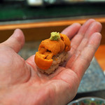 寿司栄 - バフンウニの握り