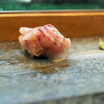 寿司栄 - ２日寝かせたブリの握り