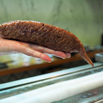 寿司栄 - 藁で燻したカマシタのトロ