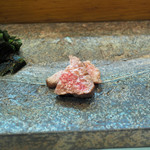 寿司栄 - 藁で燻したカマシタのトロ