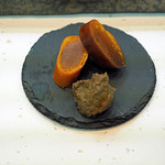 寿司栄 - 下が日本酒、上がブランデーで付けたカラスミ...蟹味噌を添えて