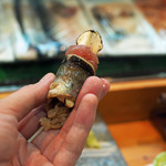 寿司栄 - 松茸を秋刀魚の炙りで巻いた握り