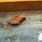 寿司栄 - 鮪大トロの筋を炙ったもの...山葵を添えて