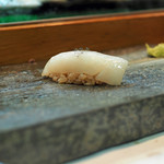 寿司栄 - コウイカ（スミイカ）の握り...イカスミで作ったお塩を添えて...