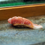 寿司栄 - ２日寝かせたブリの握り