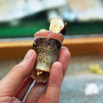 寿司栄 - 松茸を秋刀魚の炙りで巻いた握り