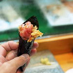 寿司栄 - 鮪と蟹の巻物...千葉の海苔を使って...