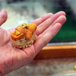 寿司栄 - バフンウニの握り