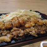 鉄板焼天神ホルモン - にくまる定食は天神ホルモンの看板メニューのプリプリの丸腸と一緒に豚肉を焼き上げたこの店の人気メニュー。
            