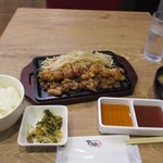 鉄板焼天神ホルモン - 暫く待つと注文したにくまる定食１２８０円に４００円足して丸腸を５０ｇ増やして貰った１６８０円のにくまる定食の出来上がりです。
            