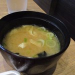 鉄板焼天神ホルモン - 御飯と一緒に添えられた味噌汁はワカメの味噌汁でした。
            