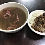 文章牛肉湯 - 招拝牛肉湯NT$100≒378円、牛肉燥飯を付けました