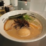 虎辰 - 豚骨ラーメン味玉子入り