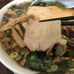 麺や 太華 - チャーシュー
            厚みは3ミリほどで思いの外しっかりとした歯応えがありました