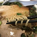 麺や 太華 - 自家製麺
            こちらでは珍しいツルツルとした平らたい細麺