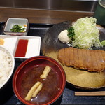Gyuukatsu Motomura - ◆牛かつ麦飯セット　130ｇ：1300円：税込・・牛かつ・麦飯・香の物・赤だしなどのセット。
