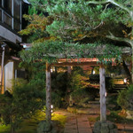 山乃尾 - 左の和室でいただき門の奥の離れに戻ります