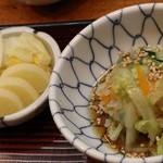 うなぎの甚八 - 二段重の香物とサラダ