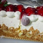 高崎カレーム - 料理写真:カレームの苺のロールケーキ。