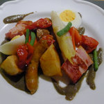 Bistro VegetableMarket - チョリソー、ベーコンとゴロゴロ野菜のニース風サラダ仕立て黒オリーブソース（シェフの気紛れランチ）