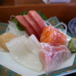 Oshokuji Furusato - 鯛、イカ、サーモン、帆立、鮪の刺身の盛合せアップ