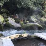 妙見石原荘 食菜石蔵 - 足湯は川のそばです。