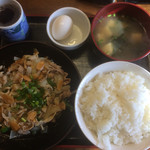 おふくろ亭 - 白ホル定食 ニンニク醤油 飯大 温泉玉子 500円